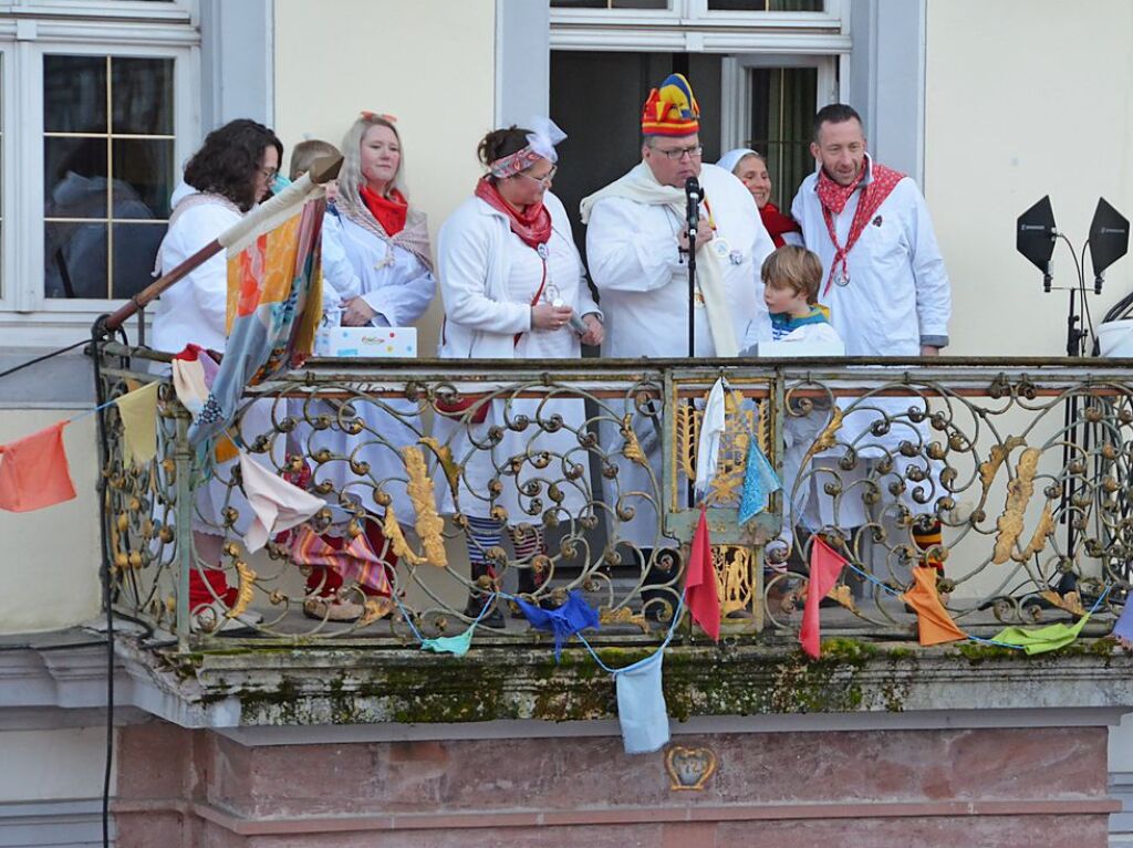 Die Narren haben im Hemdglunker das Alte Rathaus in Emmendingen besetzt.