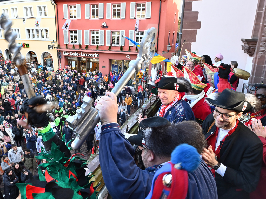 Freiburgs Oberbrgermeister Martin Horn (rechts) bei der Schlsselbergabe auf dem Rathausbalkon