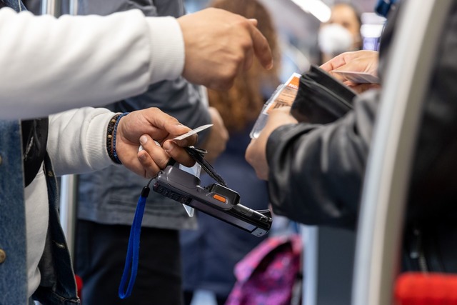 Eine Frau ist bei der Fahrscheinkontrolle v&ouml;llig ausgerastet (Symbolbild)  | Foto: Daniel Karmann/dpa