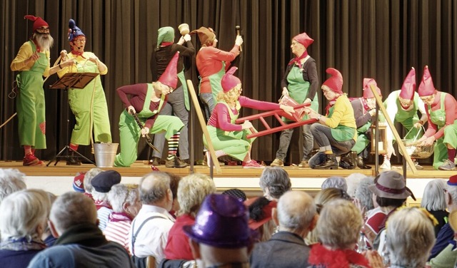 Fleiige Zwerge bei der Seniorenfasnet im vollbesetzten Brgerhaus  | Foto: Ruth Seitz