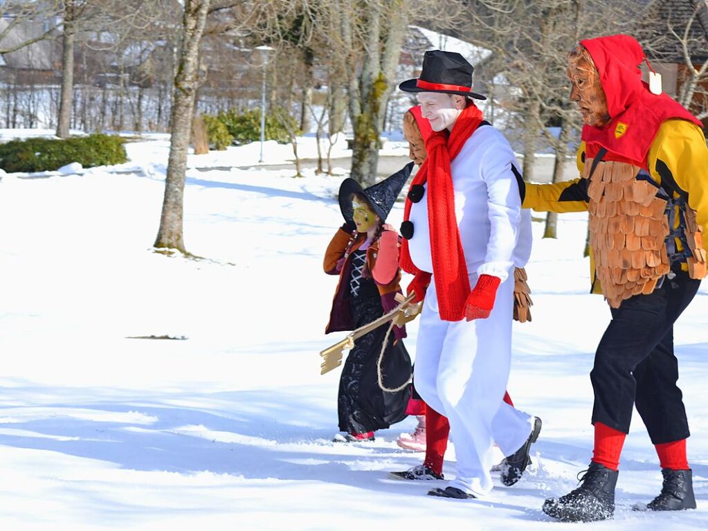 Auch wenn er sich ganz in wei gekleidet hatte, sprten die Schniidesl Bernaus Brgermeister Alexander Schnemann im Schnee auf.