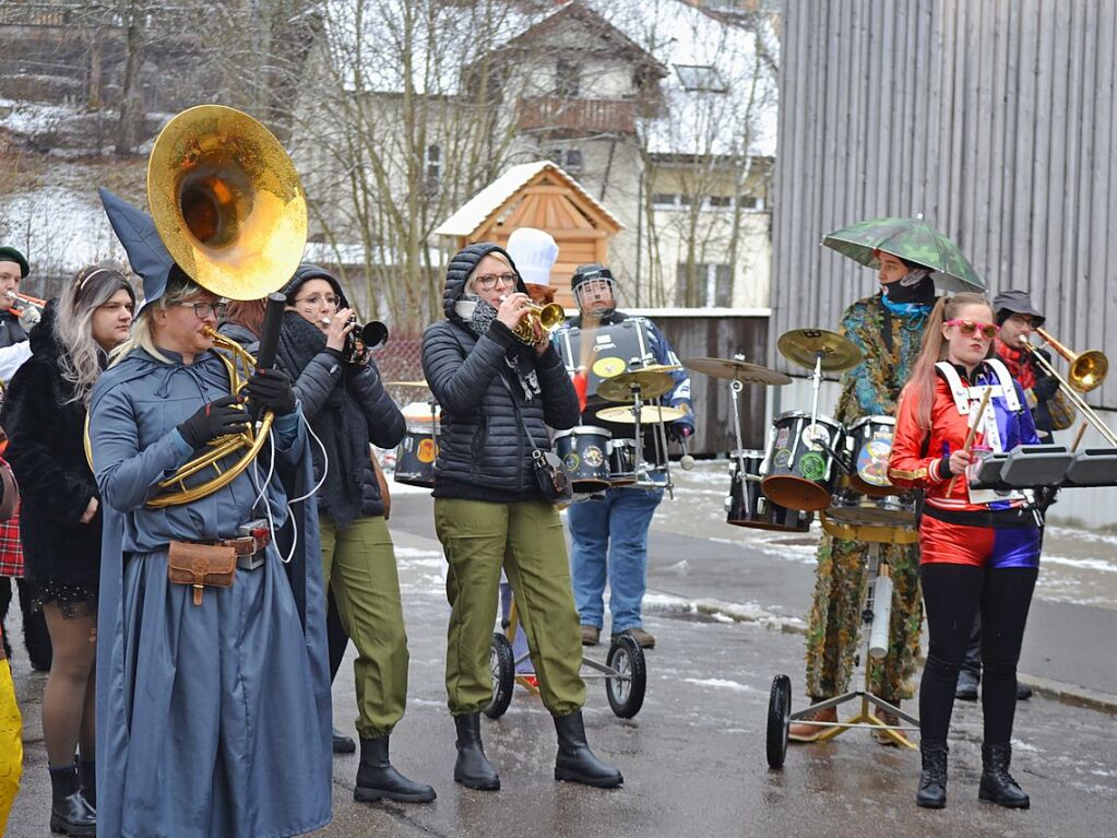 Die Guggenmusik Neonrhrer sorgte in St. Blasien fr gute Stimmung beim Umzug der Kindergartenkinder.