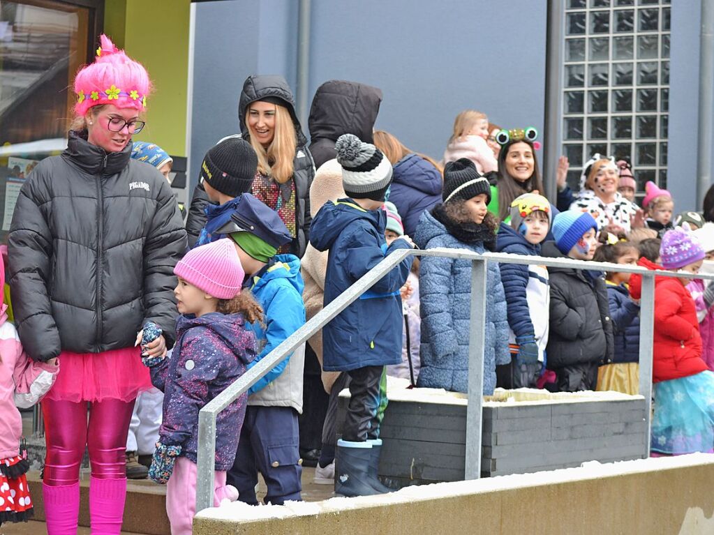 Von den Guggenmusikern rhythmisch begleitet, sangen St. Blasiens Kindergartenkinder voller Begeisterung ein Fasnachtslied.