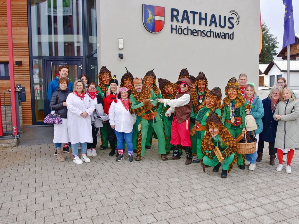 Nach dem Besuch der Kindertagessttte und der Schule erstrmte die Narrenzunft Tannenzpfle das Hchenschwander Rathaus.