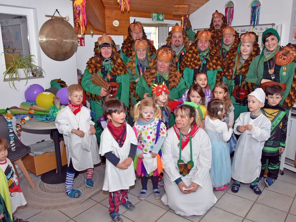 Die Narrenzunft Tannenzpfle Hchenschwand besuchte am "Schmutzige Dunschtig" die Kindertagessttte in Hchenschwand.