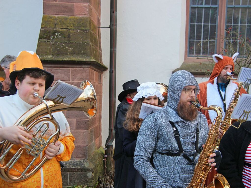 Eichstetten: Der (verkleidete) Musikverein spielte  bei der  Ratshausstrmung, die erstmals in Eichstetten stattfand