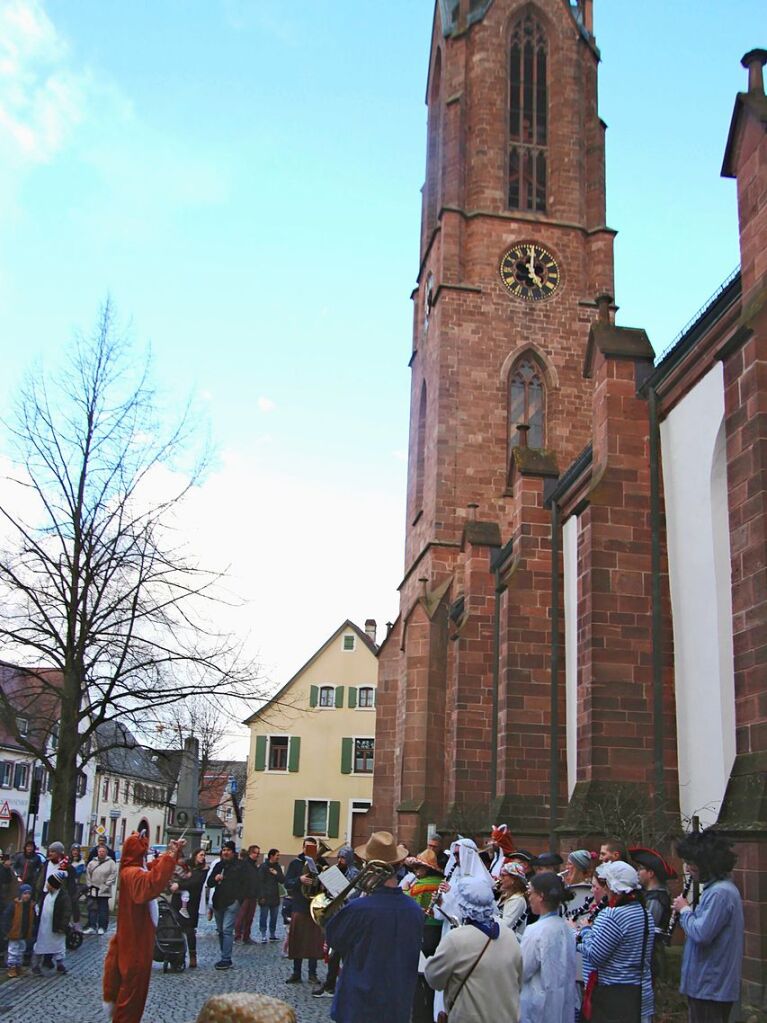 Eichstetten: Der (verkleidete) Musikverein spielte  bei der  Ratshausstrmung, die erstmals in Eichstetten stattfand