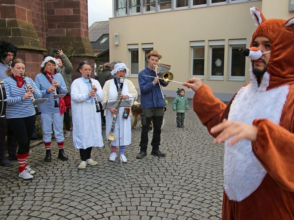 Eichstetten: Der (verkleidete) Musikverein spielte  bei der  Ratshausstrmung, die erstmals in Eichstetten stattfand