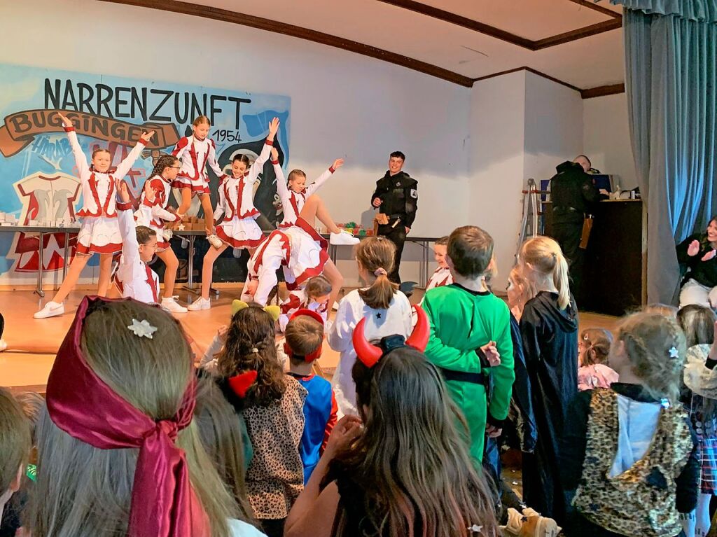 Die Minigarde der Bugginger Narrenzunft „Die Gesalzenen“ begeistert ihr Publikum bei der Kinderfasnet.