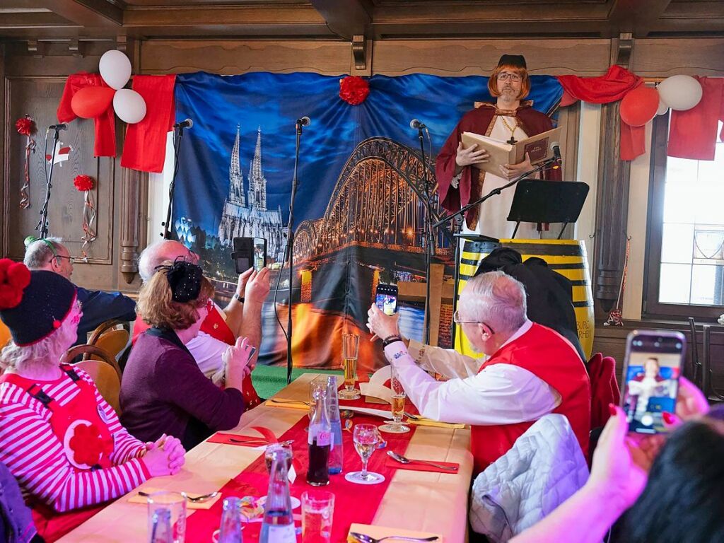 Als Nepomuk stand Brgermeister Jens Fondy-Langela bei Neuenburgs Narrensuppe in der Btt.