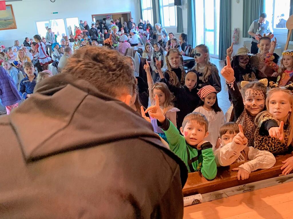 Wer mag zum Spiel auf die Bhne? Die Gesalzenen veranstalten ihren Kinderball in der Winzerhalle Seefelden.