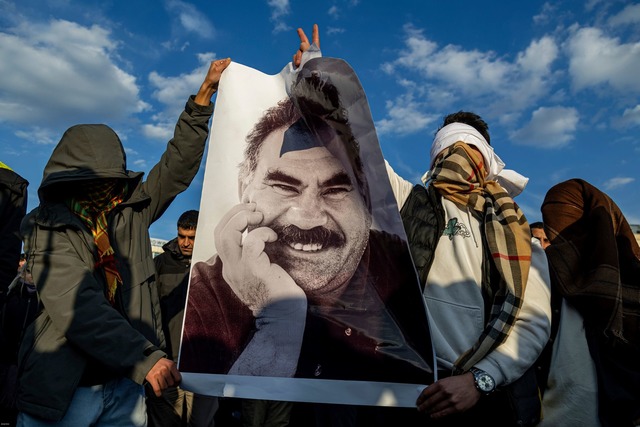 PKK-Chef &Ouml;calan ruft K&auml;mpfer zur Niederlegung von Waffen auf  | Foto: Metin Yoksu/AP/dpa