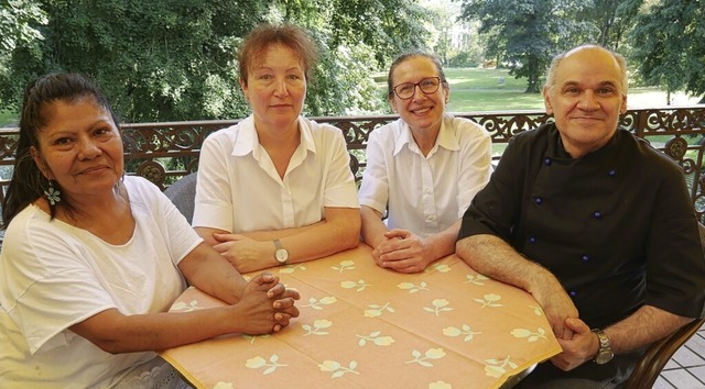 Mitarbeiterinnen Jochebed Reyes (von l...en auf der Terrasse des Kaffeehauses.   | Foto: Michael Gottstein