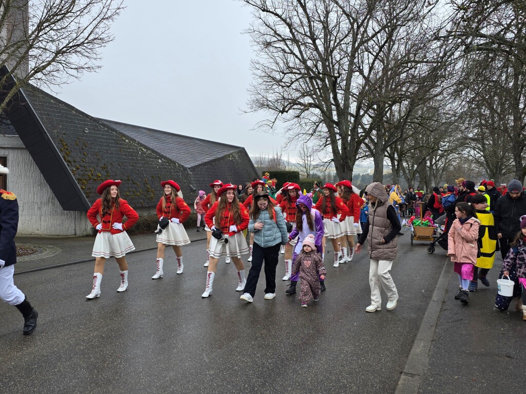 Umzug am frhen Morgen in Unadingen: Die Schulkinder wurden vom Bahnhof abgeholt.