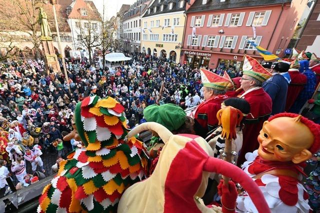 Fotos: Rathaussturm und Narrentreiben auf dem Freiburger Rathausplatz