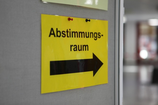 Ein Plakat zeigt den Weg zum Abstimmungsraum bei der Bundestagswahl 2025.  | Foto: Bastian Bernhardt