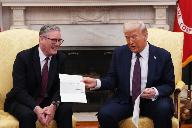 Starmer &uuml;bergab Trump eine Einlad...harles III. nach Gro&szlig;britannien.  | Foto: Carl Court/PA Wire/dpa