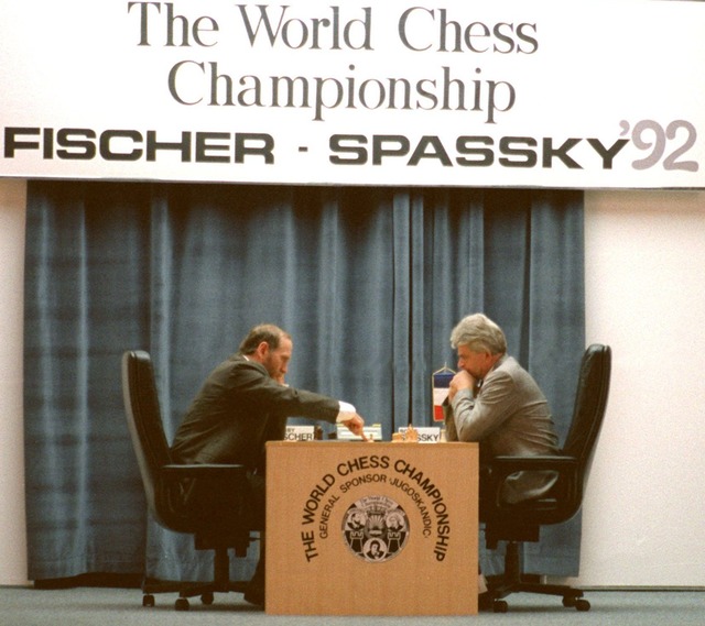 Von 1969 bis 1972 war Boris Spasski (r) Schach-Weltmeister.  | Foto: Dagobert Kohlmeyer/dpa-Zentralbild/dpa