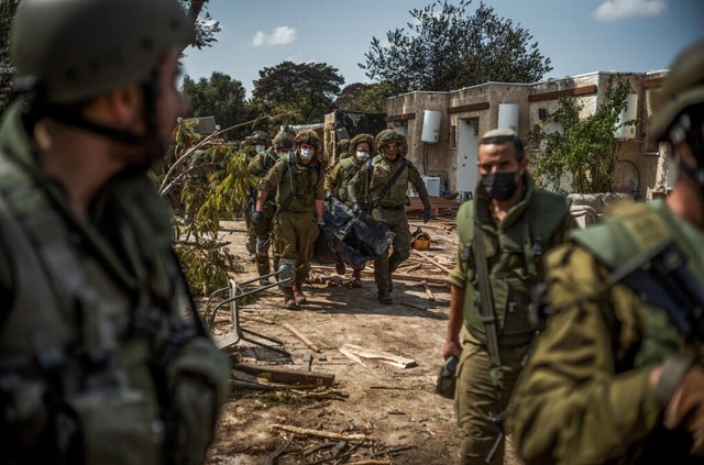 Israelische Streitkrfte bergen im Okt...s einem zerstrten Haus.  (Archivbild)  | Foto: Ilia Yefimovich (dpa)