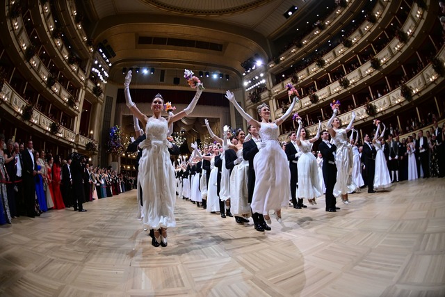 320 Deb&uuml;tantinnen und Deb&uuml;tanten er&ouml;ffnen den Ball.  | Foto: Roland Schlager/APA/dpa