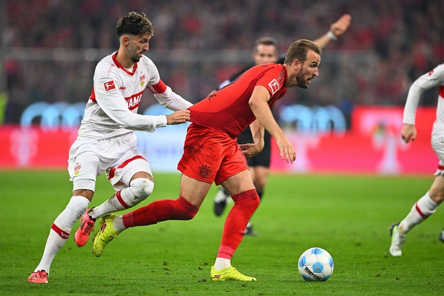 Der VfB und Atakan Karazor (l.) empfangen die Bayern mit Harry Kane.  | Foto: Tom Weller/dpa