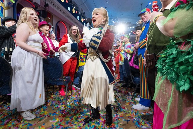 Margit Sponheimer singt ihren Evergreen "Am Rosenmontag bin ich geboren".  | Foto: Boris Roessler/dpa