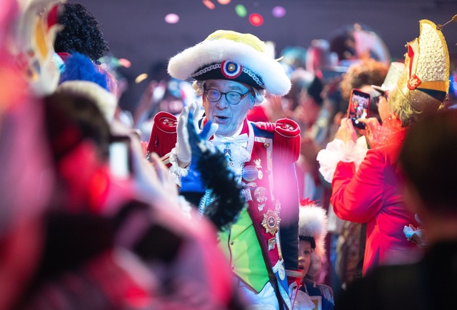 Viele klassische Kost&uuml;me sind in der Mainzer TV-Fastnacht zu sehen.  | Foto: Boris Roessler/dpa