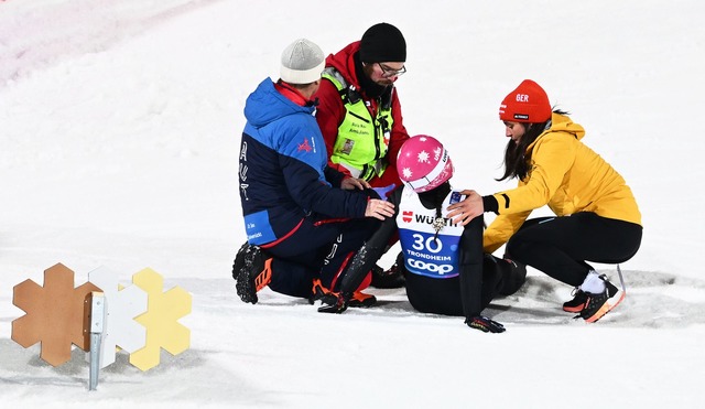 Luisa G&ouml;rlich musste nach ihrem Sprung behandelt werden.  | Foto: Hendrik Schmidt/dpa