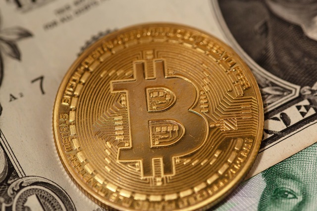 Der Bitcoin hat seit seinem Allzeithoc...Prozent an Wert in US-Dollar verloren.  | Foto: Fernando Gutierrez-Juarez/dpa