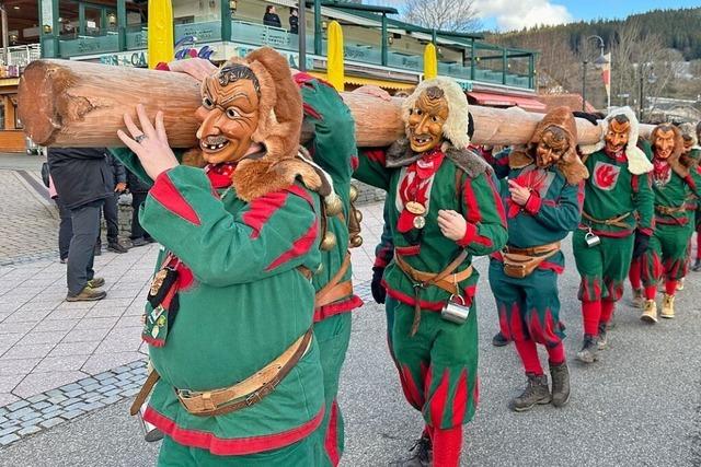 Fasnet im Hochschwarzwald: Am Schmutzige Dunschdig wurden Brgermeister entmachtet und Narrenbume gestellt
