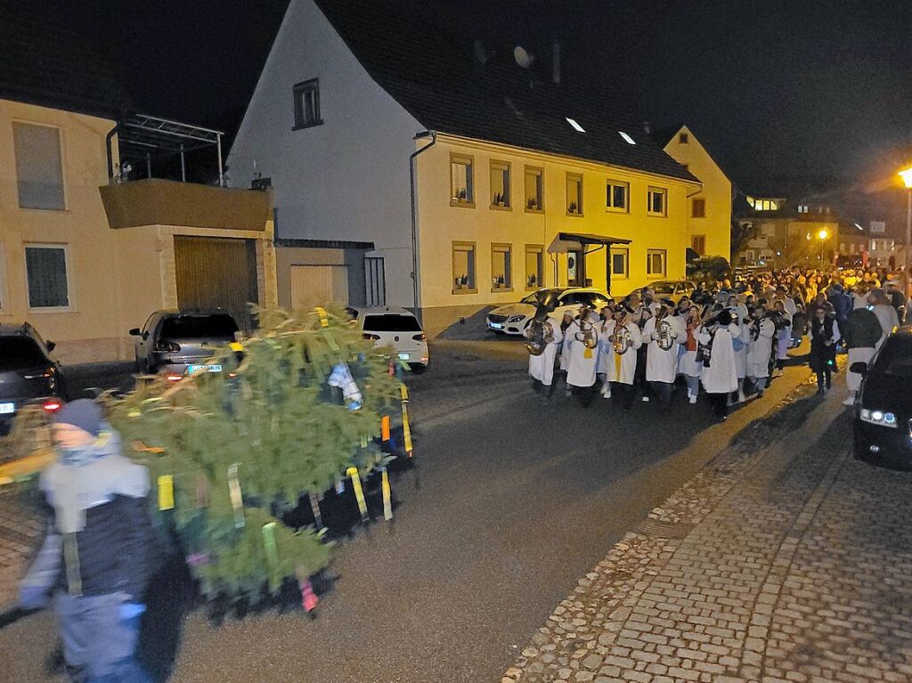 Hemdliglunkiumzug mit Narrenbaumstellen in Nollingen