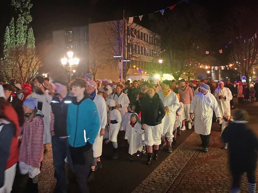 Hemdliglunkiumzug mit Narrenbaumstellen in Nollingen