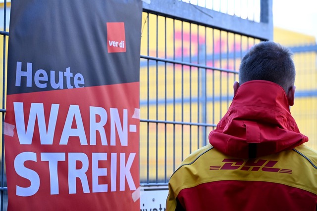 Ein warnstreikender DHL-Mitarbeiter an...dort der Post, die zu DHL geh&ouml;rt.  | Foto: Wolf von Dewitz/dpa