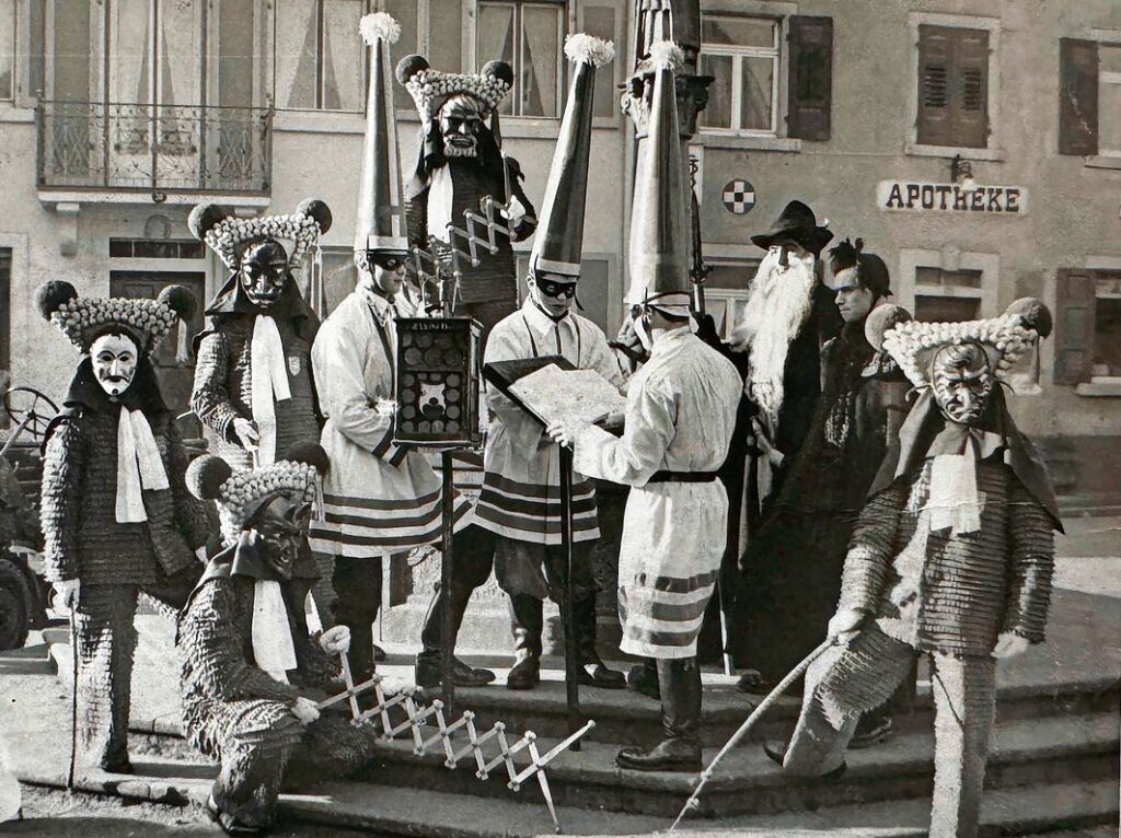 Das Bild aus Elzach stammt  aus dem Album der Schwiegereltern von Beatrix Schultis und zeigt eine Gruppe beim Taganrufen am Nikolausbrunnen. „Das Jahr steht leider nicht dabei, aber es sollte um 1969 entstanden sein.“