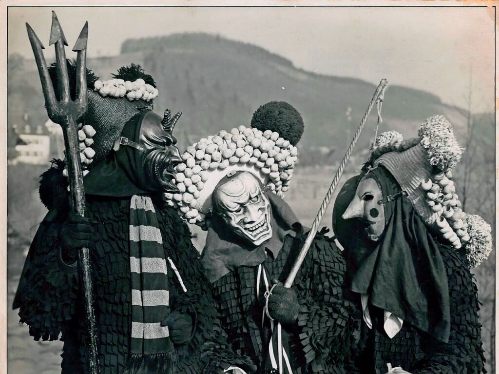 Historisches Bild aus der Elzacher Fasnet: Teufel, Totengfriss und Longnose. Das Bild entstammt einer Serie von Clemens Fakler aus Winden.