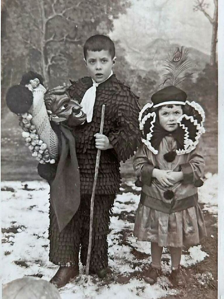 Es handelt sich bei den abgebildeten Kindern um das Geschwisterpaar Alois und Klara (Klrchen) Kammerer aus Elzach, zugeschickt hat es Thomas Kammerer: „Mein Vater (links im Bild) wurde im Jahre 1924 geboren, sodass das Foto Anfang der 30er Jahre entstanden sein muss.“