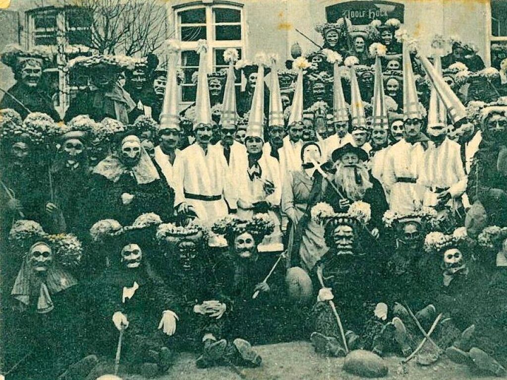 Ein Gruppenbild aus der Elzacher Fasnet, entstanden im Jahr 1911. Zugeschickt von Clemens Fakler aus Oberwinden.