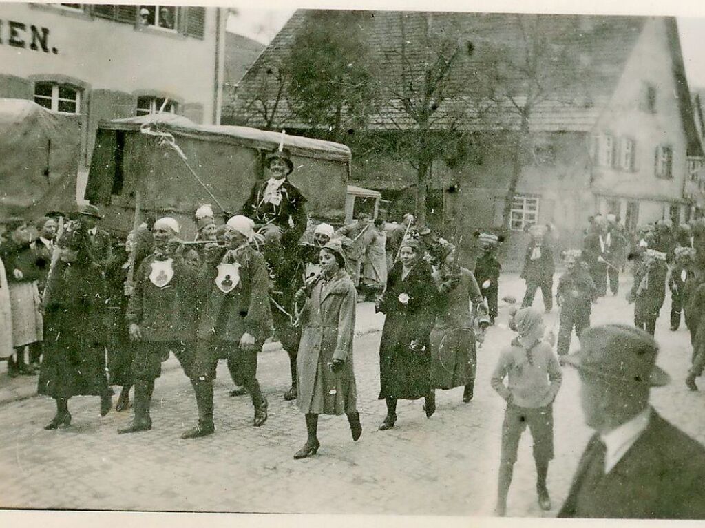 Foto vom ersten wiederbelebten Bengelreiten in Elzach 1935, aufgenommen von Franz Nopper, wohnhaft in Kollnau.