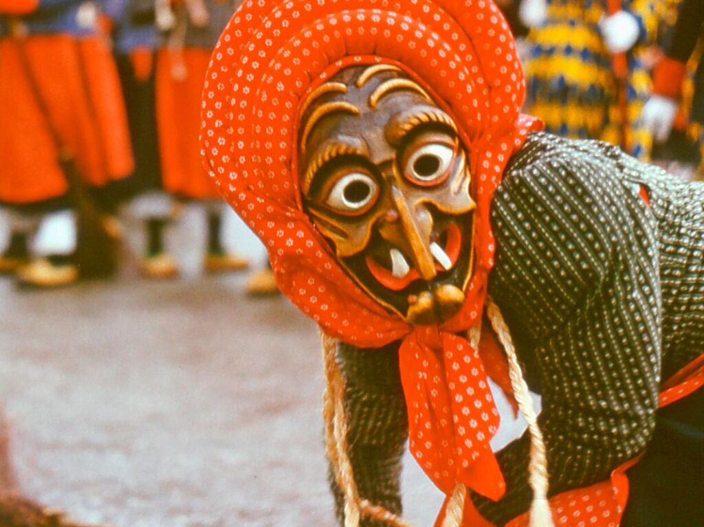 Aufnahme einer Kandelhexe beim Fasnetumzug in Kollnau, 1981. Zugeschickt von Andrea Krber.