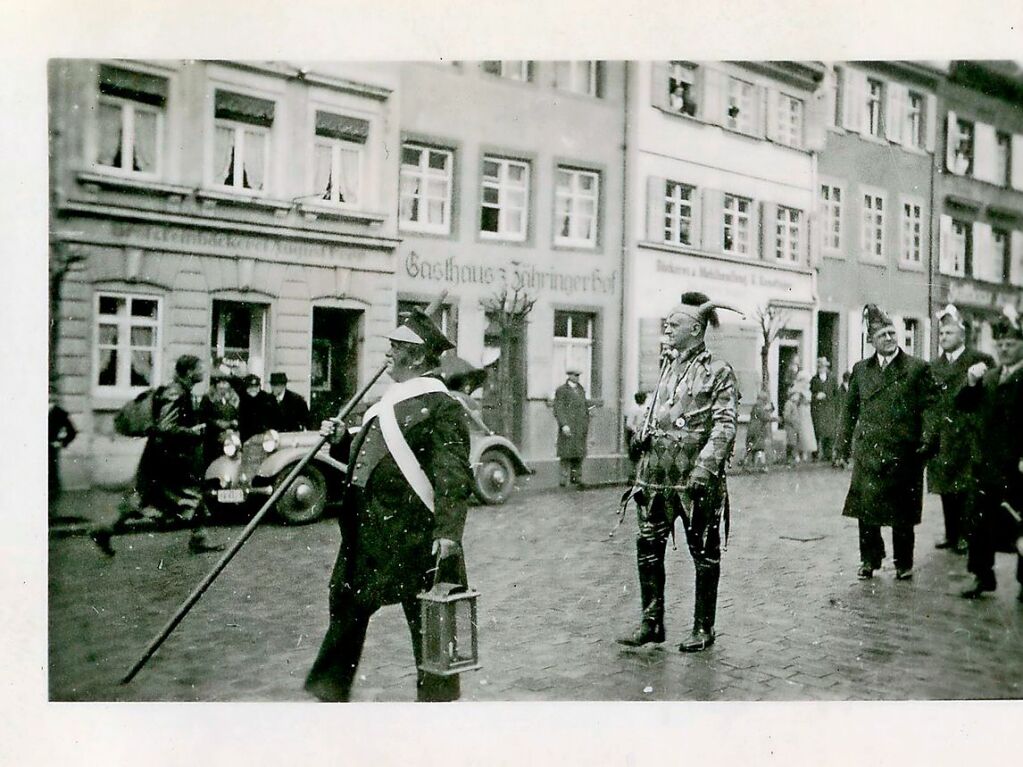 Etwa 1935 in Elzach, Gasthaus Ochsen. Das Bild vom Umzug stammt von Franz Nopper aus Kollnau.