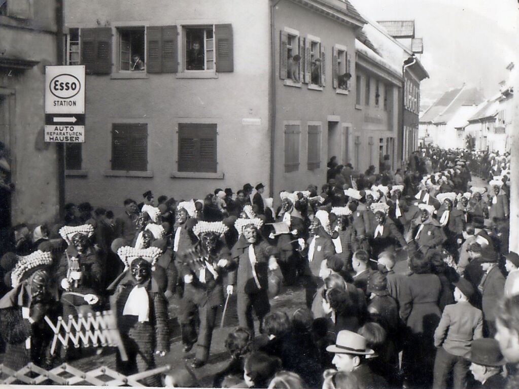 Ein Fasnet-Umzug in Elzach in den 60er Jahren. Das Bild hat Clemens Fakler aus Winden geschickt.