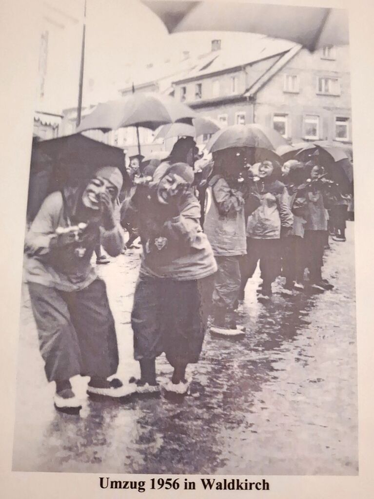 Oberwindemer Spitzbuebe beim Fasnetumzug 1956 in Waldkirch. Zugeschickt von Martin Krieg,  Ehrenzunftmeister.