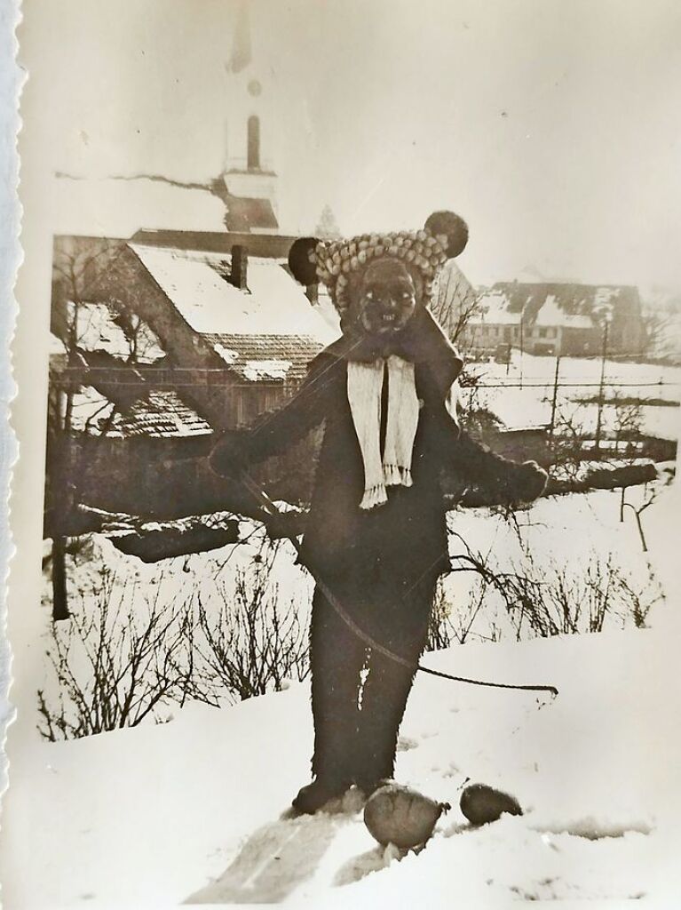 Ein Schuttig, der vor der Kirche in Oberwinden posiert. „Datum hab ich leider keines“, schreibt Johanna Brggen. Die Bilder stammen von ihren Groeltern, Josef und Frieda Trenkle, geboren in Oberwinden 1910 und 1912, und von ihrem Vater, geboren in St.Peter 1932.