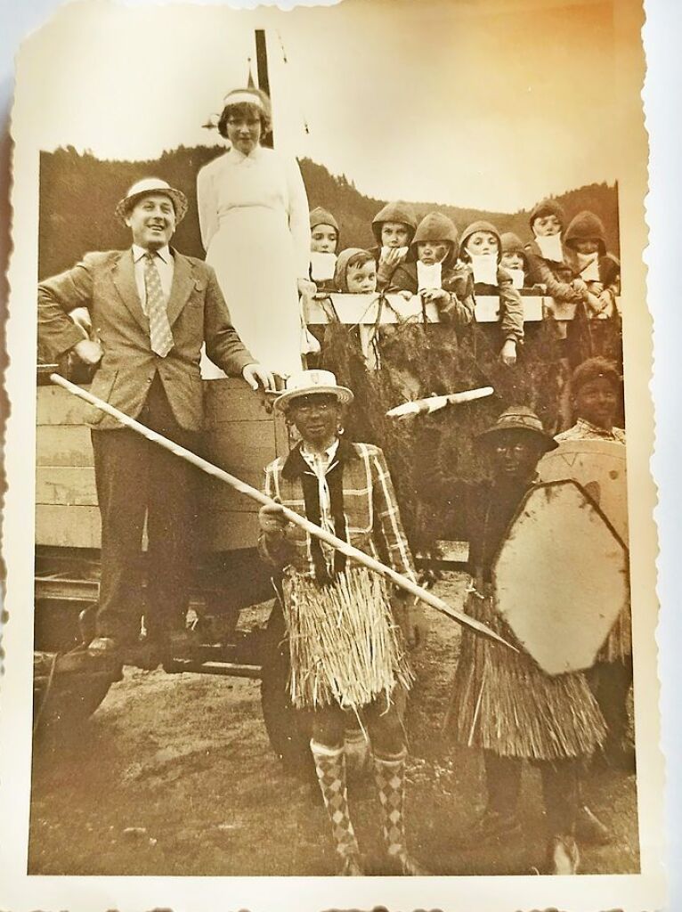 Fasnet in Oberwinden, ohne Datum. Abfotografiert von Johanna Brggen. Die Bilder stammen von ihren Groeltern, Josef und Frieda Trenkle, geboren in Oberwinden 1910 und 1912, und von ihrem Vater, geboren in St.Peter 1932.