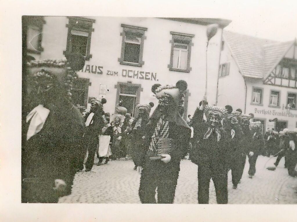 Umzug vorm Gasthaus Ochsen in Elzach. Das Bild stammt von Franz Nopper aus Kollnau.