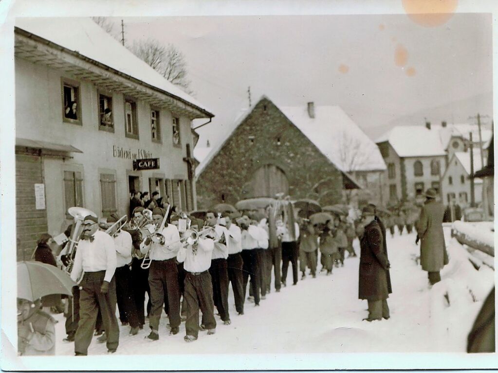 Fasnet in Oberwinden, Hauptstrae. Das Bild entstammt einer Serie von Bildern, die zwischen etwa 1900 und 1960 aufgenommen wurden. Zugeschickt hat sie Clemens Fakler aus Winden.