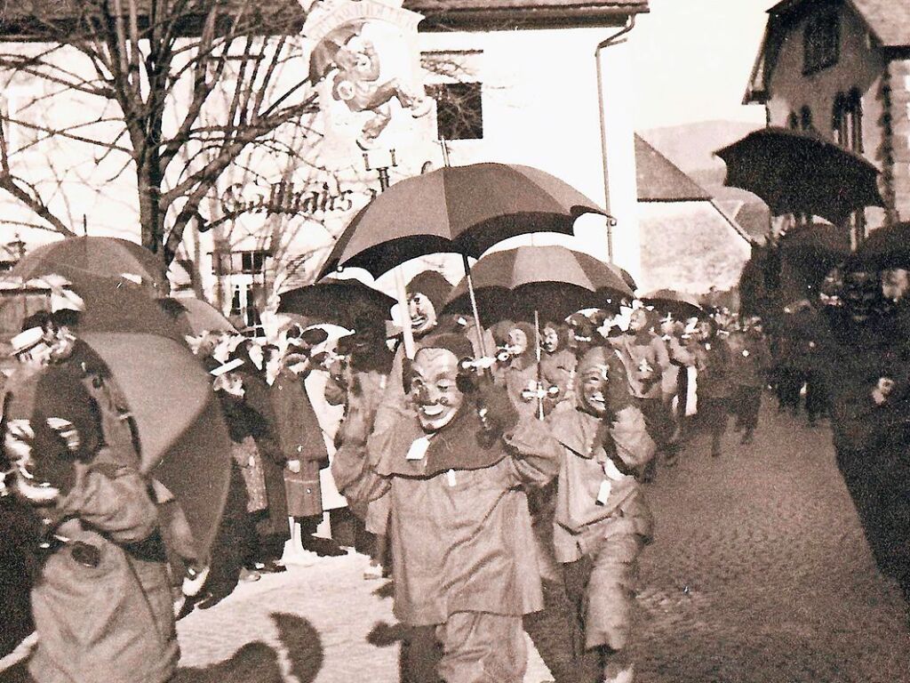 Fasnet in Oberwinden. Das Bild entstammt einer Serie von Bildern, die zwischen etwa 1900 und 1960 aufgenommen wurden. Zugeschickt hat sie Clemens Fakler aus Winden.