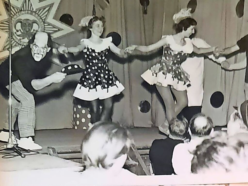 Zunftabend der Waldkircher Fasnet 1960. Zugeschickt hat das Bilder Andrea Siegel-Becherer. Es stammt aus den Fotoalben ihrer verstorbenen Eltern.