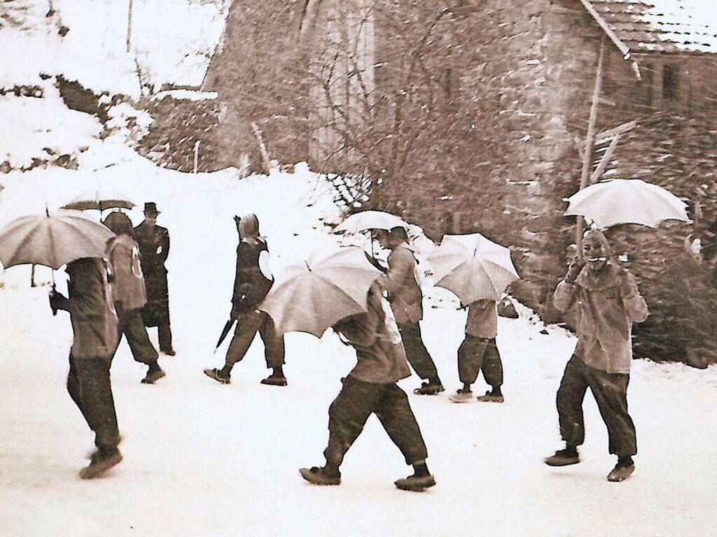 Fasnet in Oberwinden, im Schnee. Das Bild entstammt einer Serie von Bildern, die zwischen etwa 1900 und 1960 aufgenommen wurden. Zugeschickt hat sie Clemens Fakler aus Winden.