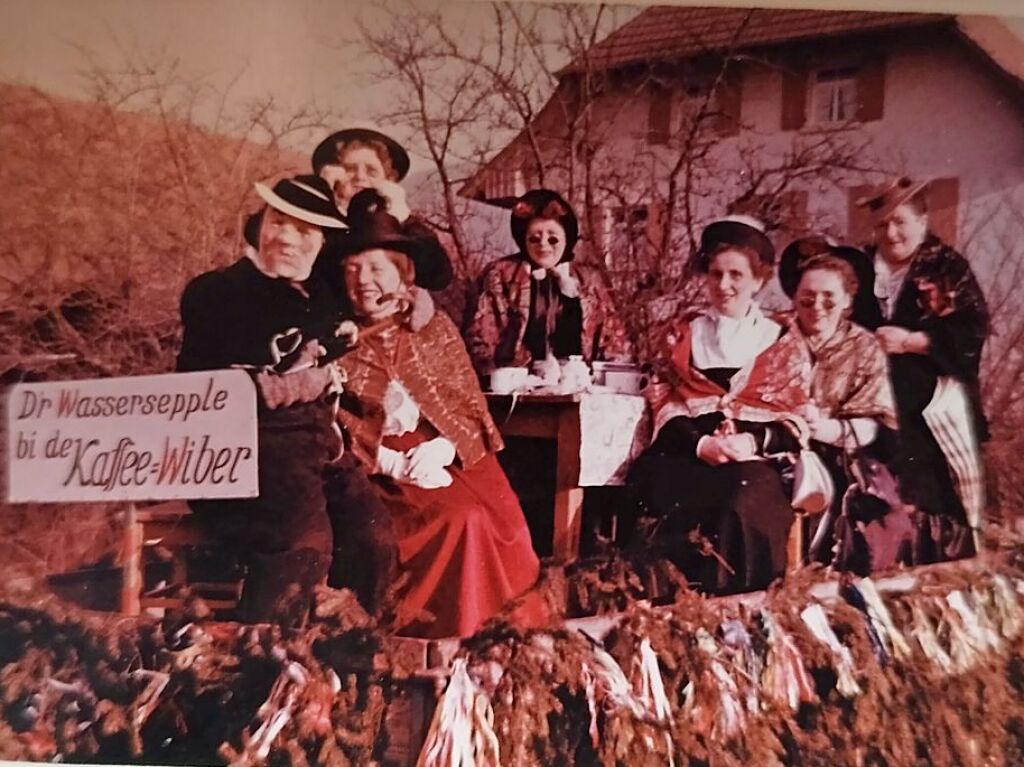 Wassersepple bei den Kaffee-Wibern. Fasnet in Oberwinden, ohne Datum. Abfotografiert von Johanna Brggen.